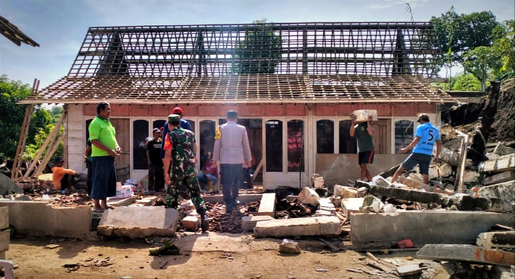 2 Rumah Warga Bojonegoro Tertimpa Longsor